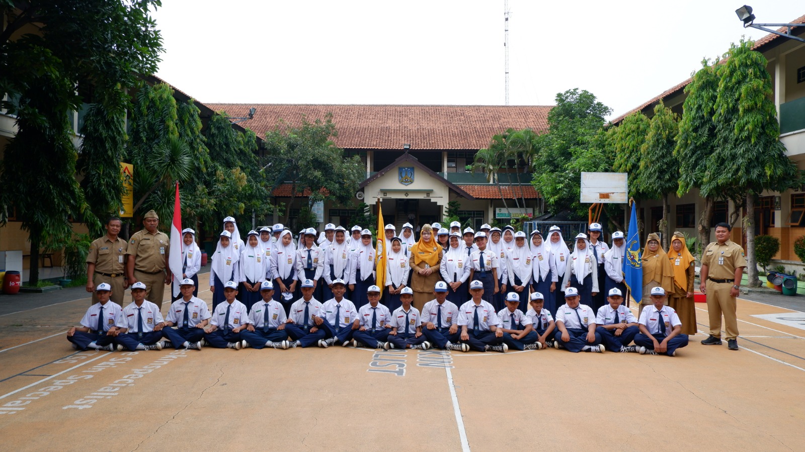 Kepala SMP Negeri 9 Kota Surakarta, Siti Latifah, S.Pd., M.Pd. bersama Pengurus OSIS/MPK Masa Bhakti 2025/2026