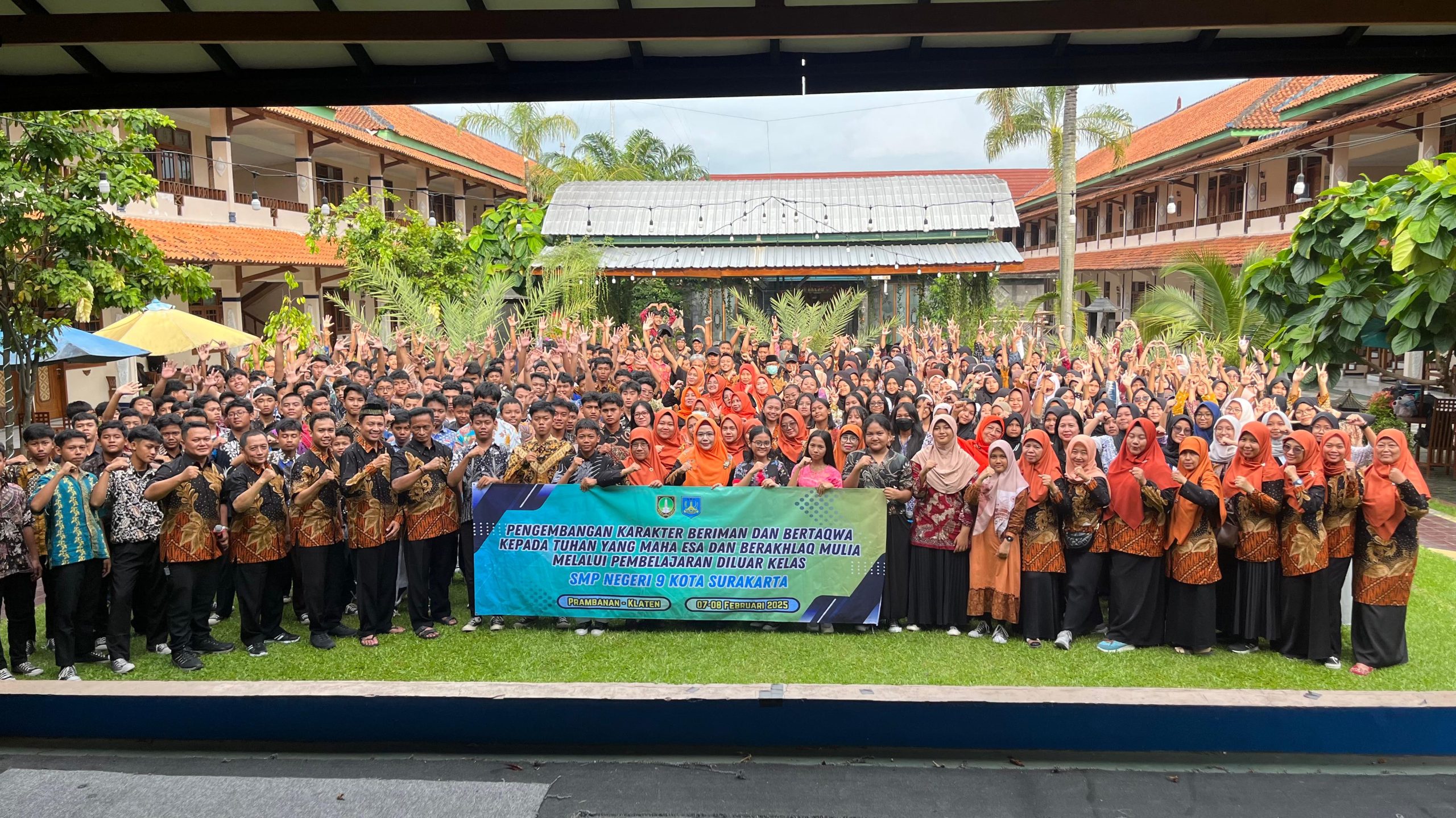 Seluruh guru dan tenaga kependidikan mendampingi kegiatan Peningkatan Iman dan Taqwa Kelas 9 SMP Negeri 9 Kota Surakarta di Hotel Galuh, Prambanan, Jumat-Sabtu (7-8/2/2025)