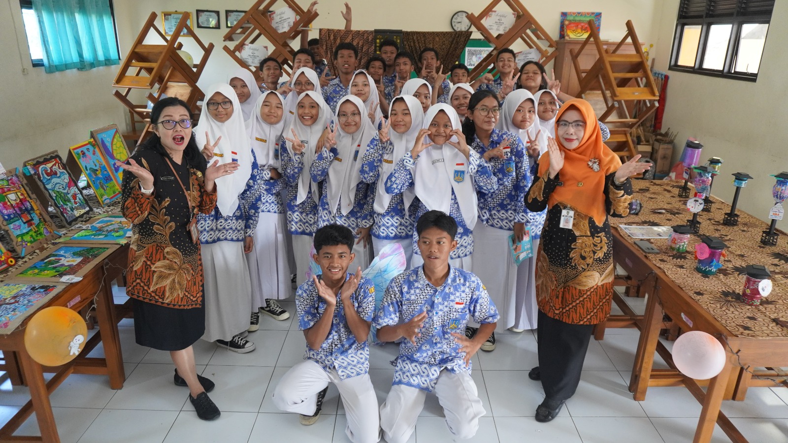 Pengawas Sekolah, Novi Andari Yasminingsih, S.Pd. M.Si bersama Kepala Sekolah, Siti Latifah, S.Pd. M.Pd. berfoto bersama peserta didik kelas 9 saat kunjungan Galeri Kelas Gelar Karya P5