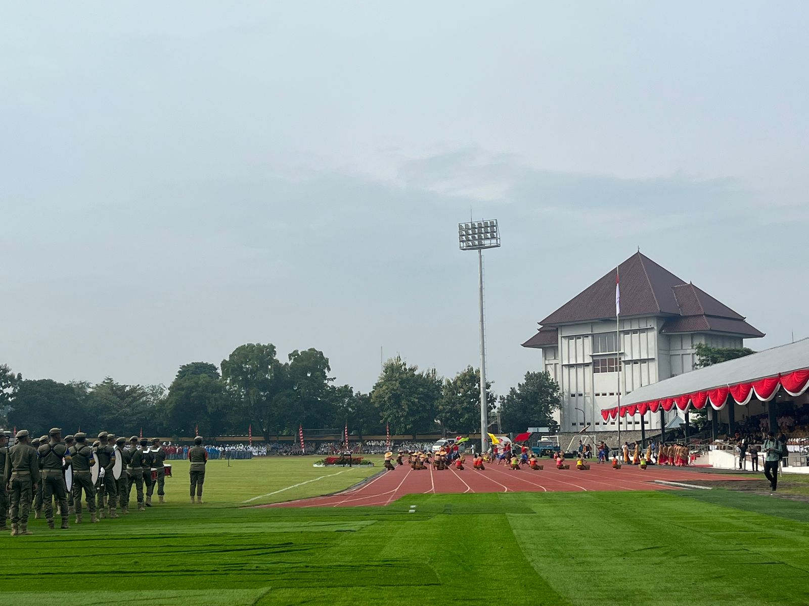 Upacara Hari Ulang Tahun Kota Solo yang ke-280 di Stadion Sriwedari, Senin (17/2/2025)