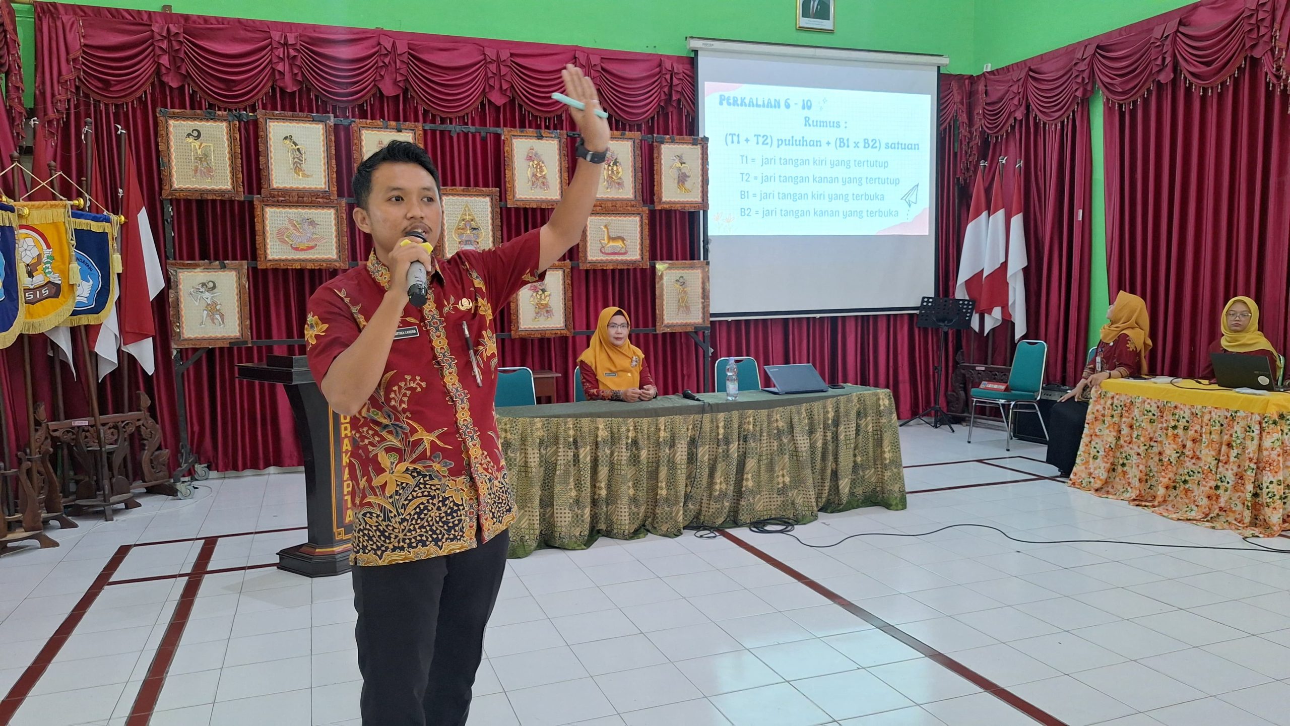 Guru matematika, Angga Kartika Candra, S.Pd. memaparkan praktik baik Jarimatika pada Kombel SekarJagad Belajar SMP Negeri 9 Kota Surakarta, Kamis (20/2/2025)