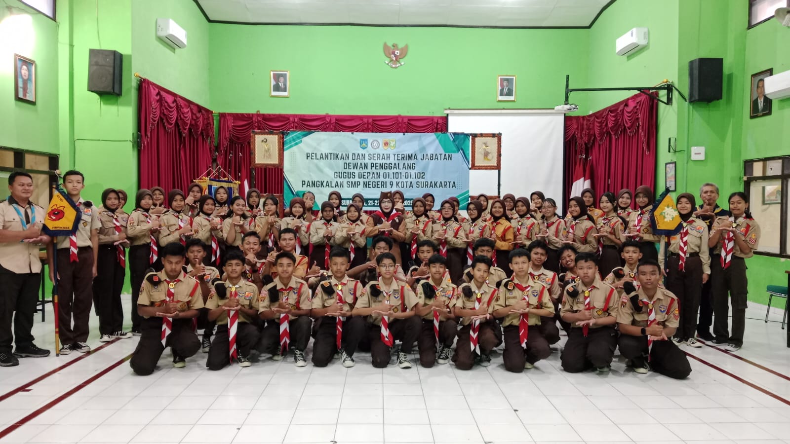 Kepala SMP Negeri 9 Kota Surakarta, Siti Latifah, S.Pd., M.Pd. bersama peserta Pelantikan Dewan Galang dan Serah Terima Jabatan setelah acara pembukaan di aula, Jumat (21/2/2025)