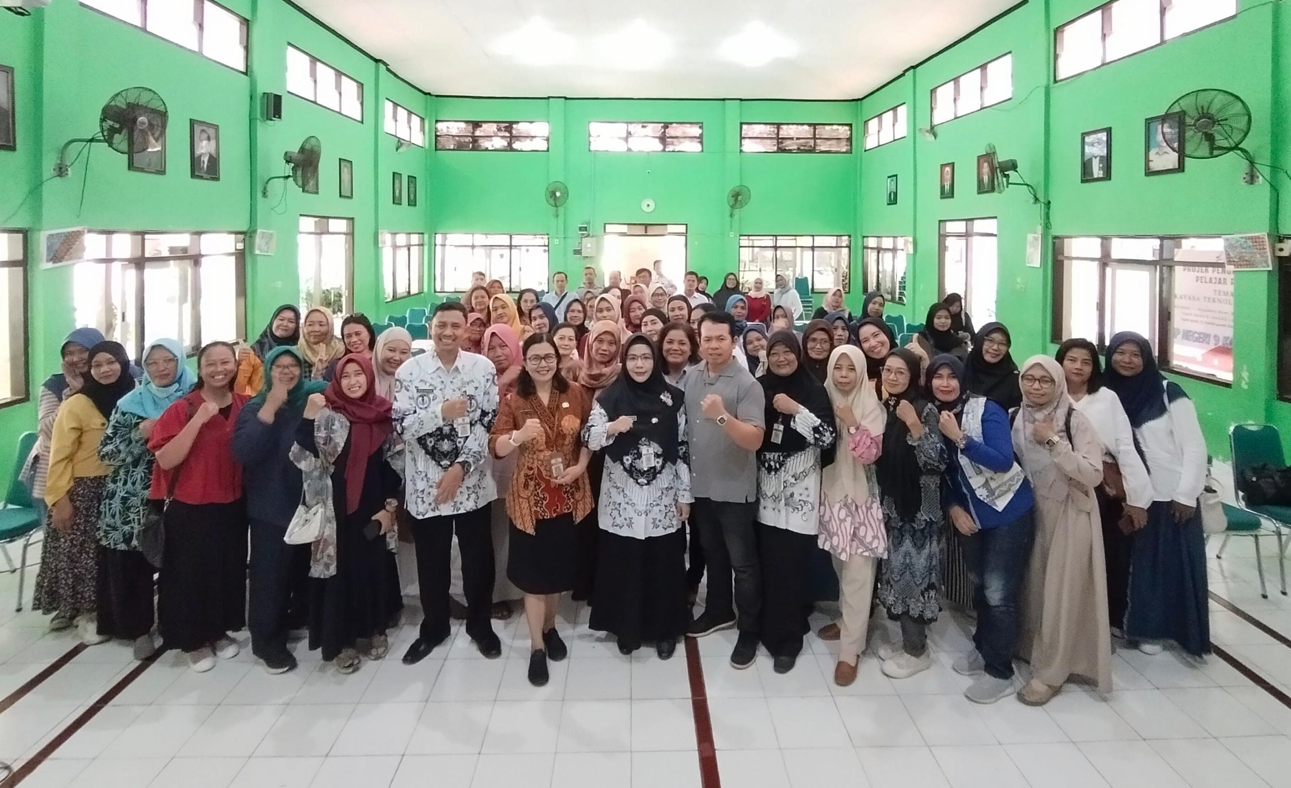 Kepala SMP Negeri 9 Kota Surakarta, Siti Latifah, S.Pd., M.Pd., Pengawas Sekolah, Novi Andari Yasminingsing, S.Pd., M.Si, Komite Sekolah dan Perwakilan Bindikel SMP Negeri 9 Kota Surakarta dalam rapat koordinasi program sekolah di bulan Ramadan, Selasa (25/2/2025)