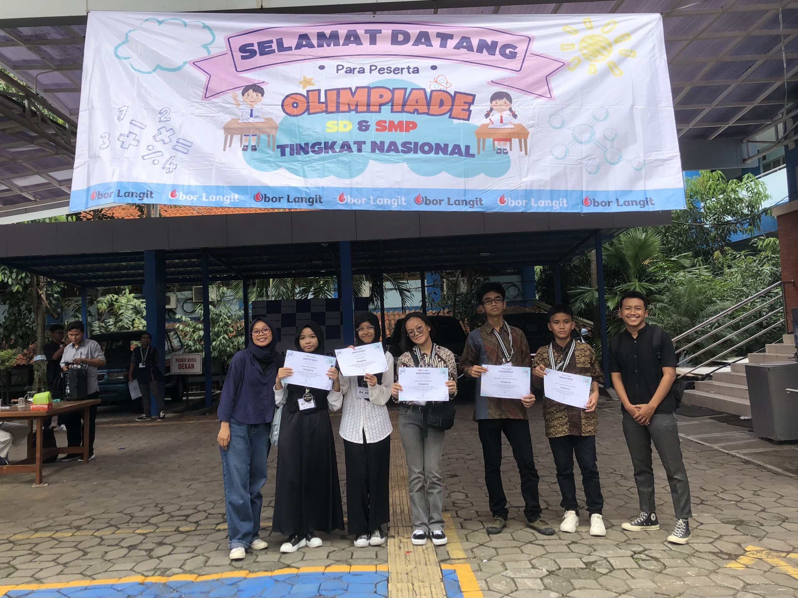 Peserta didik SMP Negeri 9 Kota Surakarta mengikuti Olimpiade Nasional Obor Langit 2025, di FMIPA Universitas Sebelas Maret, didampingi guru pendamping, Minggu (25/2/2025)