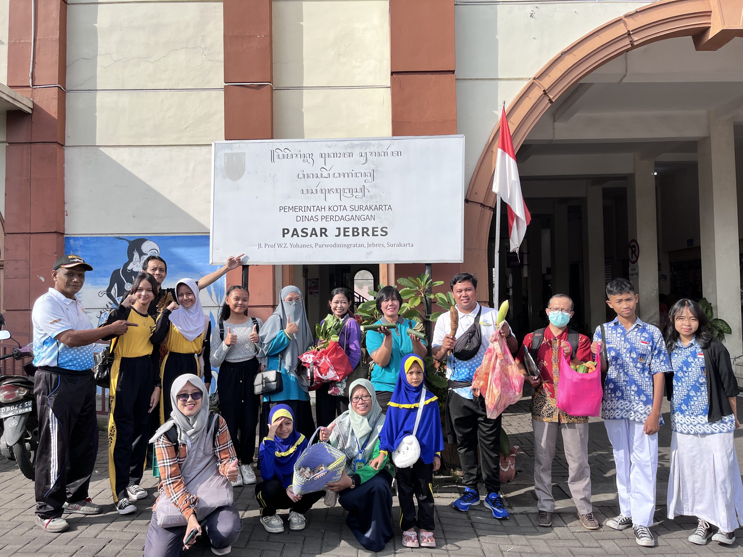 SMP Negeri 9 Kota Surakarta mengikuti sosialisasi gerakan tanpa plastik di Pasar Jebres, Solo pada Jumat (21/3/2025)