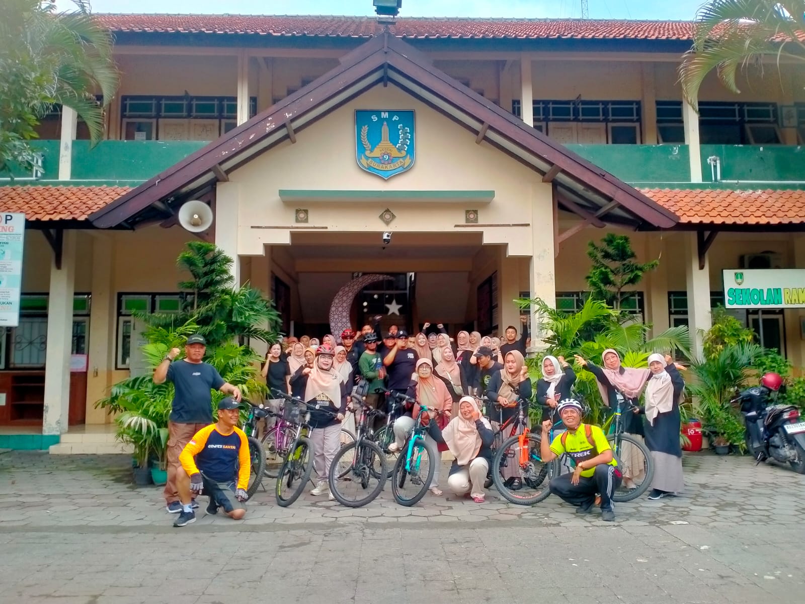 Foto bersama warga SMP Negeri 9 Kota Surakarta.