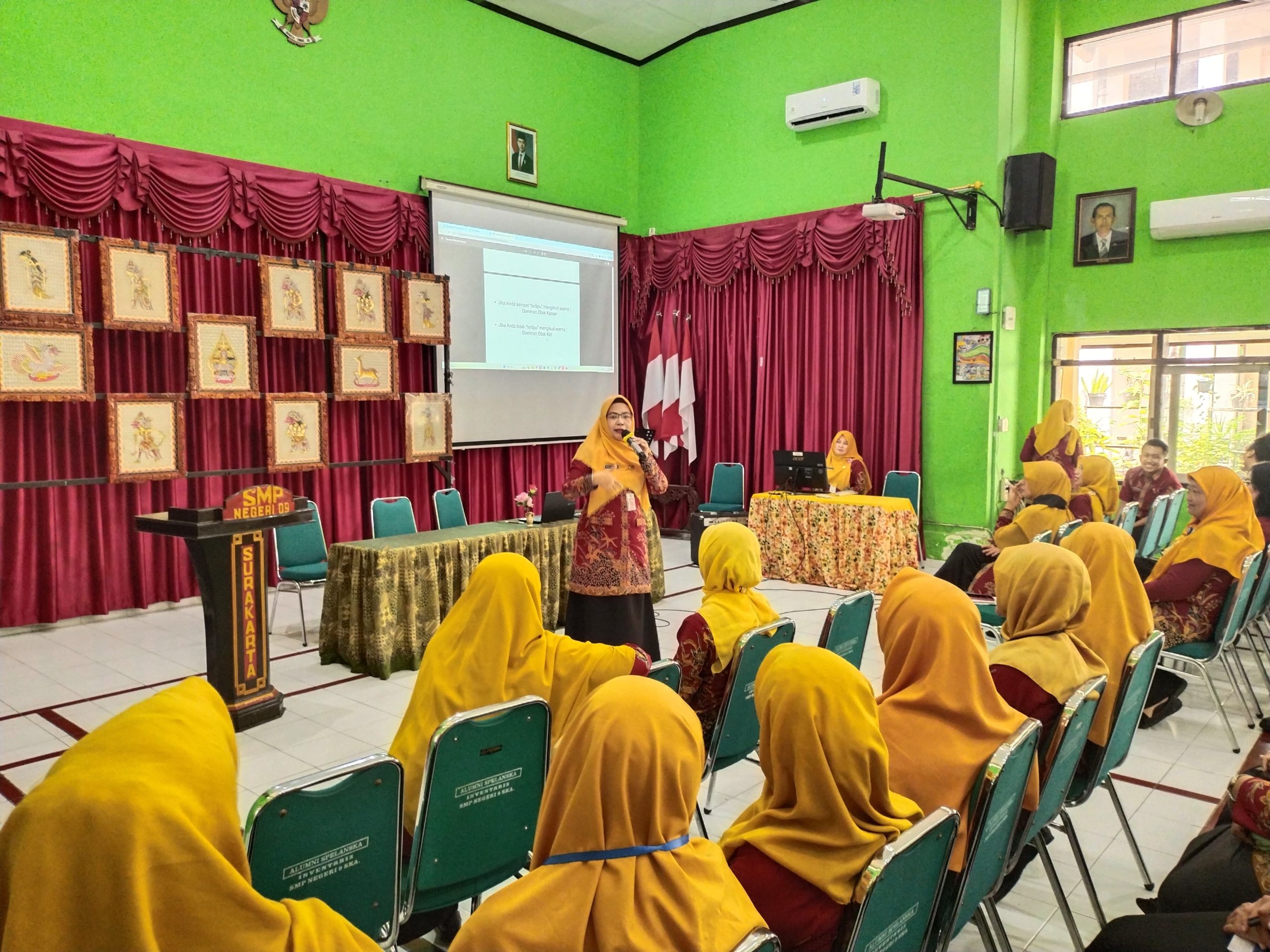 Kepala SMP Negeri 9 Kota Surakarta, Siti Latifah, S.Pd. memberikan diseminasi pembelajaran bermakna, Selasa (4/3/2025)