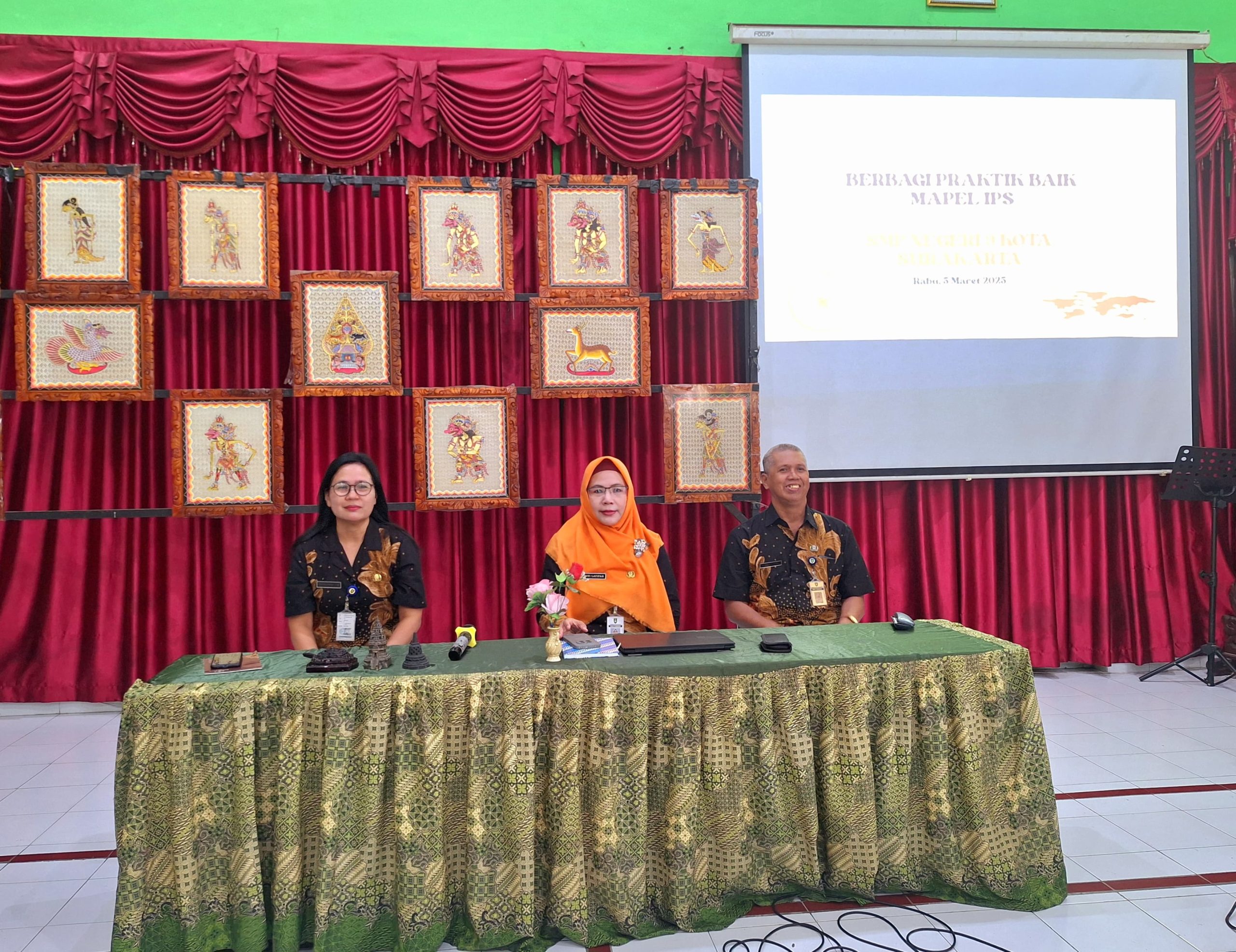 Guru mata pelajaran IPS, Hari Untoro, S.Pd. dan Susilowati Tri Handayani, S.Pd bersama Kepala SMP Negeri 9 Kota Surakarta, Siti Latifah, S.Pd., M.Pd. dalam kegiatan Kombel SekarJagad Belajar, Rabu (5/3/2025)