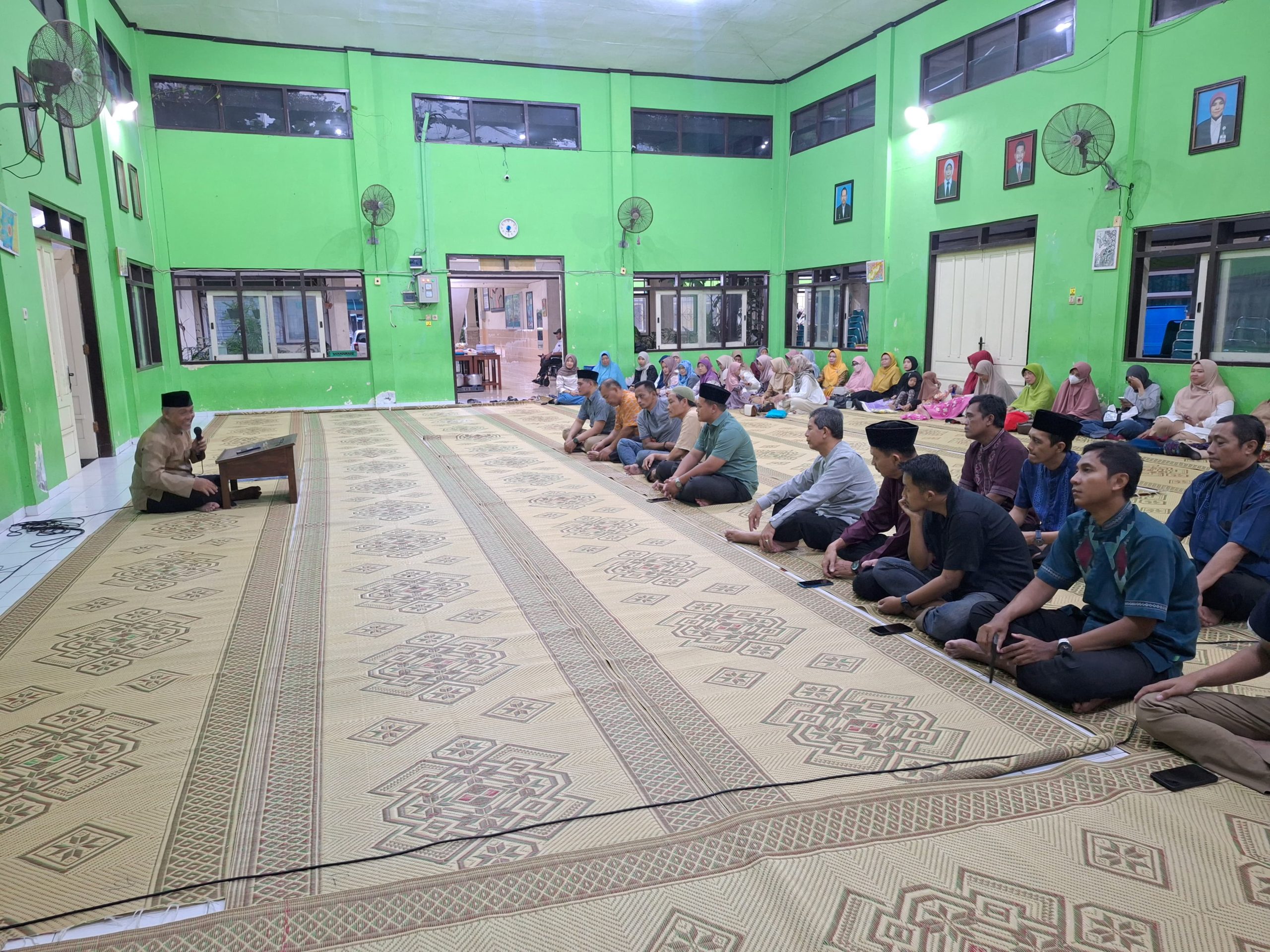 Pengajian dalam rangka kegiatan Buka Bersama guru dan tenaga kependidikan SMP Negeri 9 Kota Surakarta, Jumat (14/3/2025)