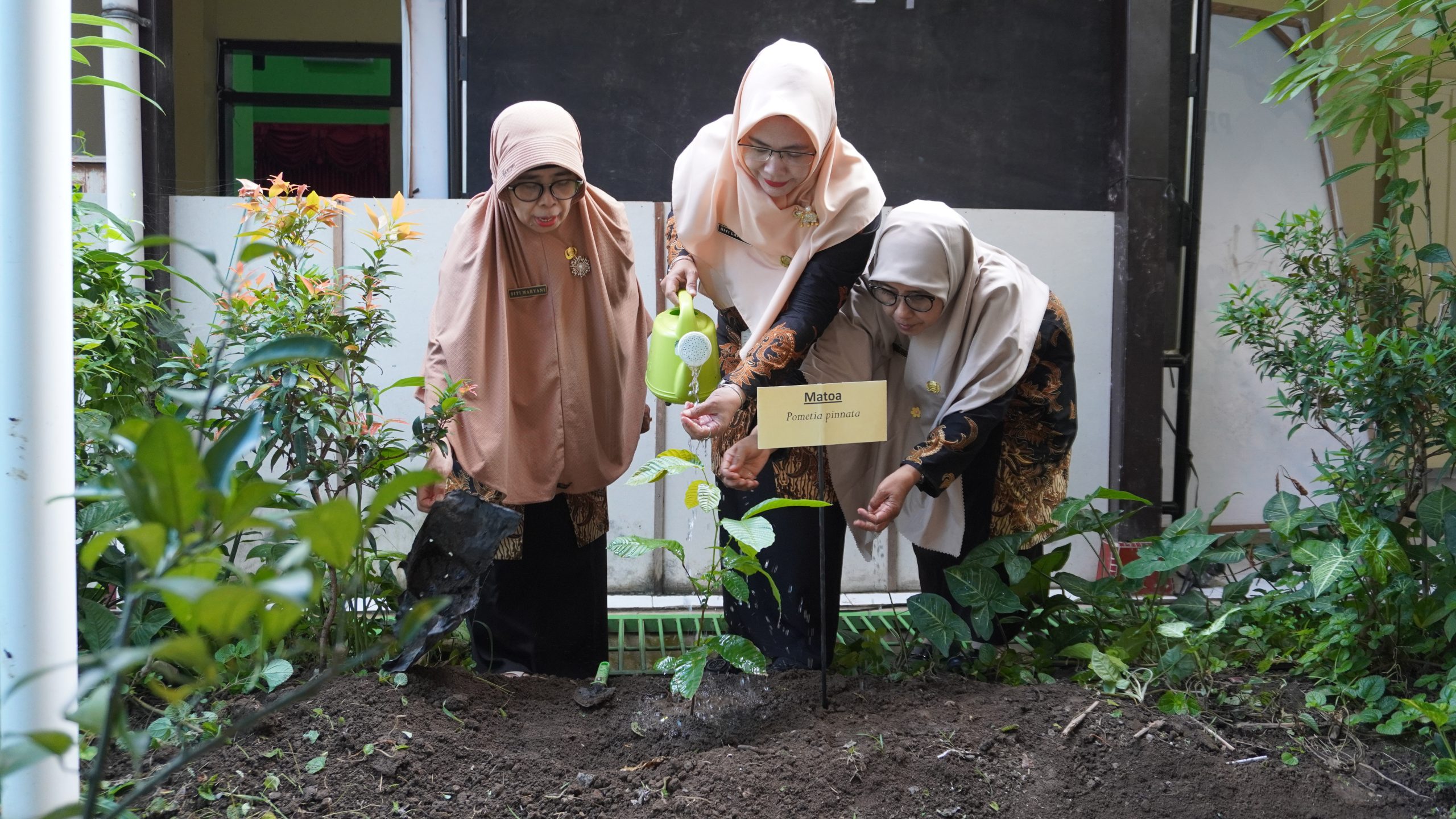 Semarak Hari Bumi di SMP Negeri 9 Kota Surakarta