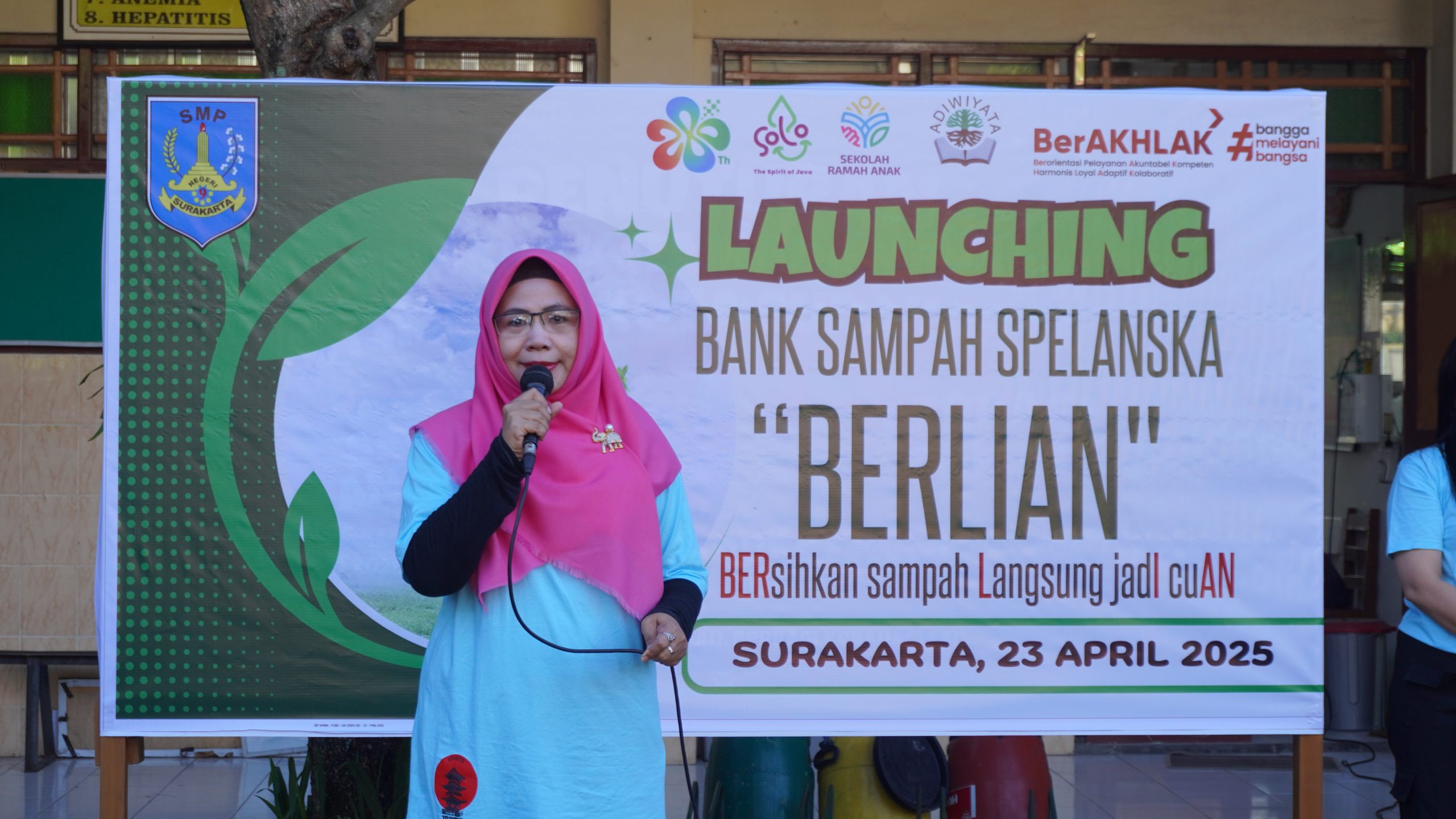 Kepala SMP Negeri 9 Kota Surakarta, Siti Latifah, S.Pd., M.Pd., meluncurkan Bank Sampah BERLIAN (BERsihkan sampah Langsung jadI cuAN) SMP Negeri 9 Kota Surakarta, Rabu (24/4/2025)