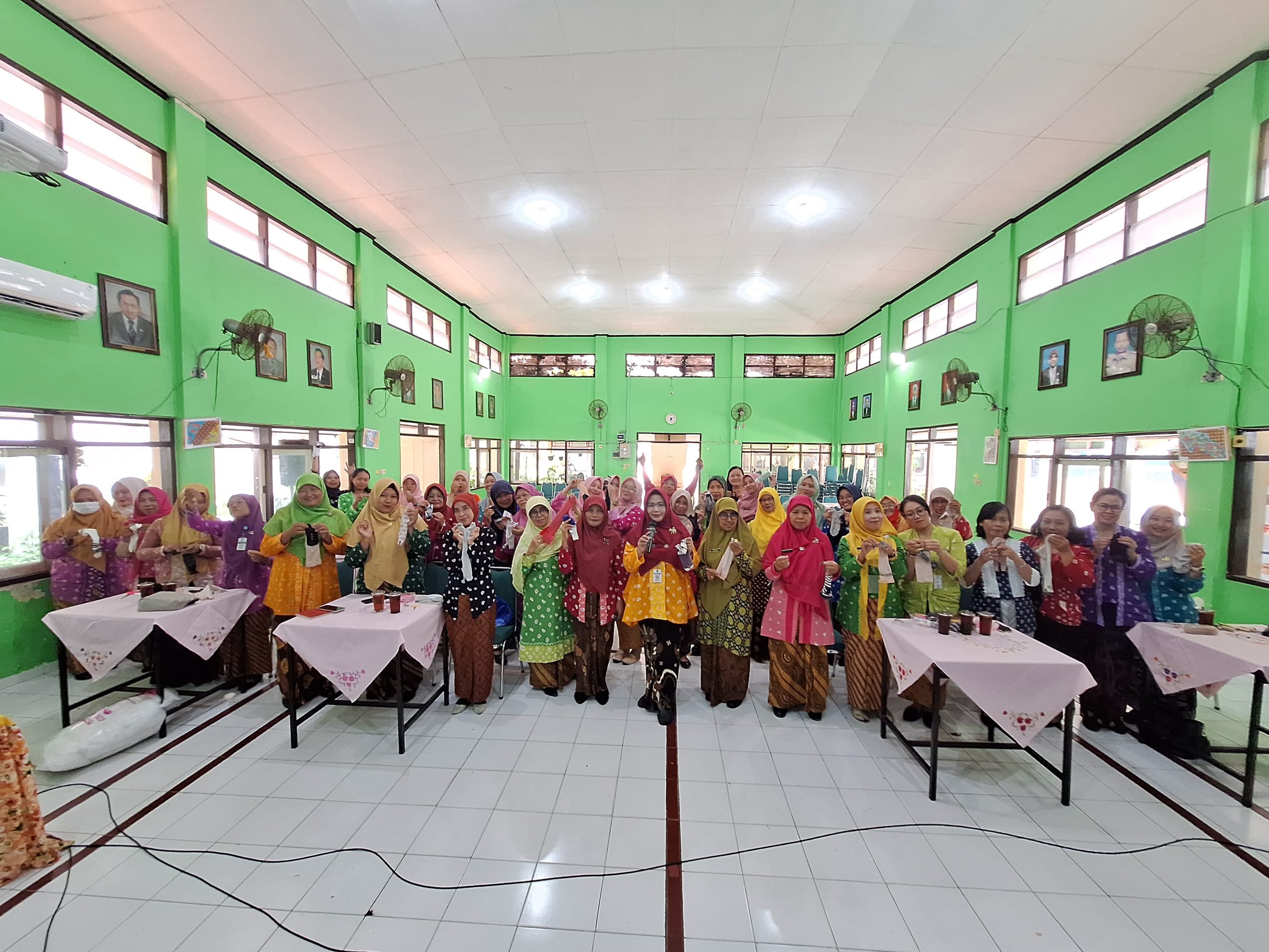 Anggota Dharma Wanita UP SMP Negeri 9 Kota Surakarta membuat boneka dari kaos kaki bekas, Senin (21/4/2025)