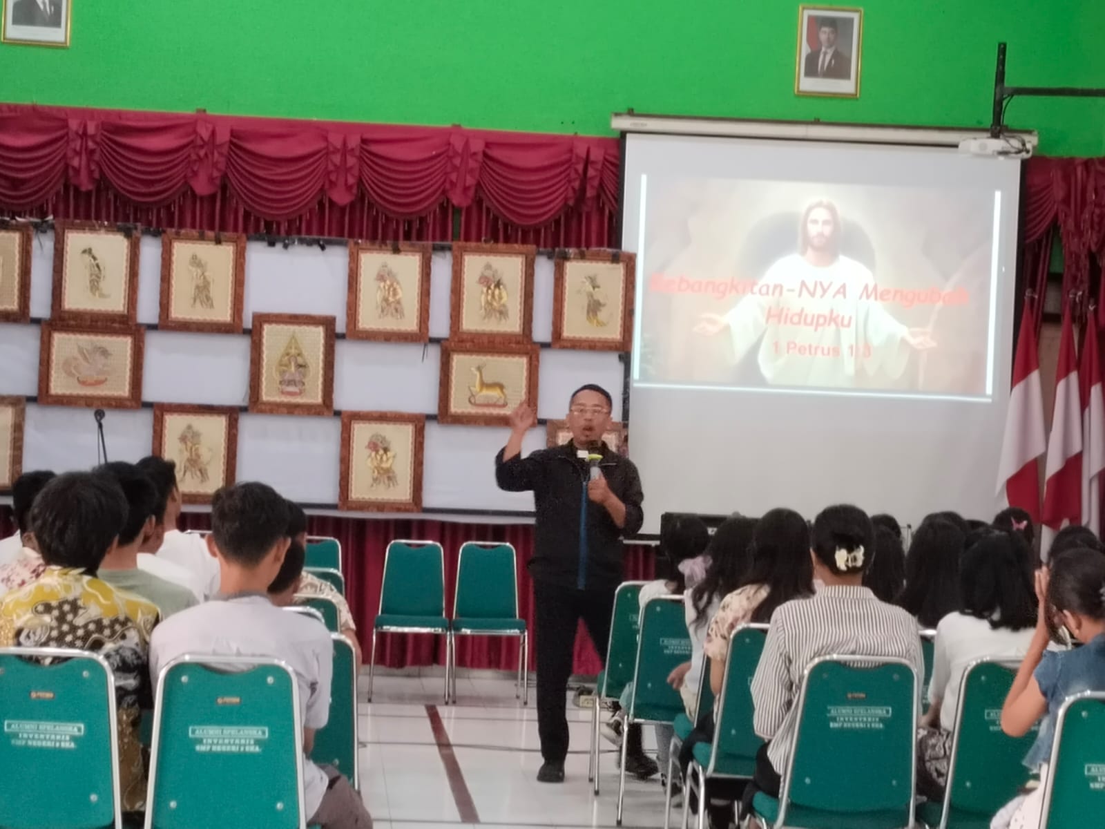Pdt Heri Sasono menyampaikan Firman Tuhan dalam ibadah Paskah di SMP Negeri 9 Kota Surakarta.
