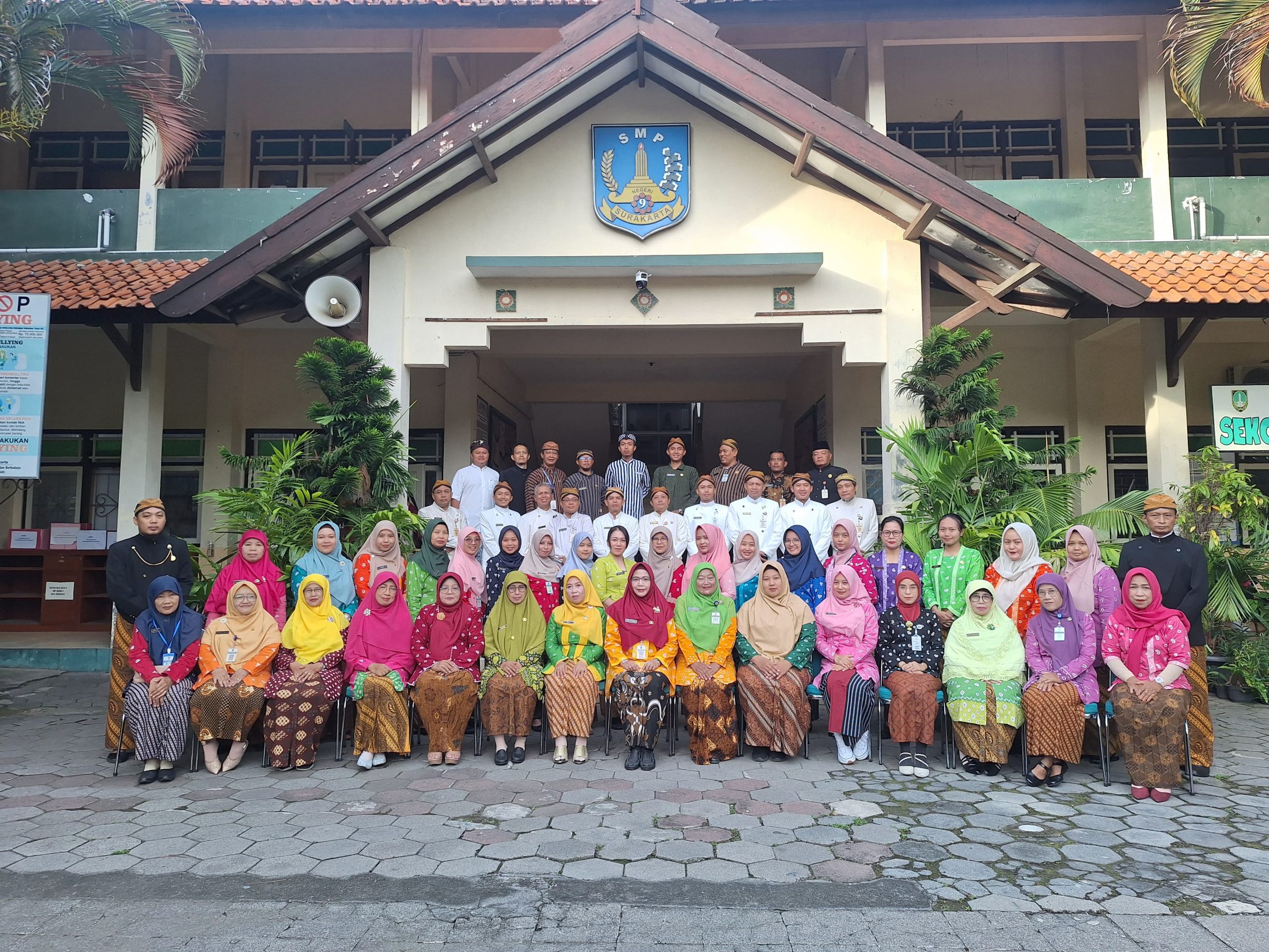 Para guru dan tenaga kependidikan SMP Negeri 9 Kota Surakarta memakai baju adat untuk merayakan Hari Kartini, Senin (21/4/2025)
