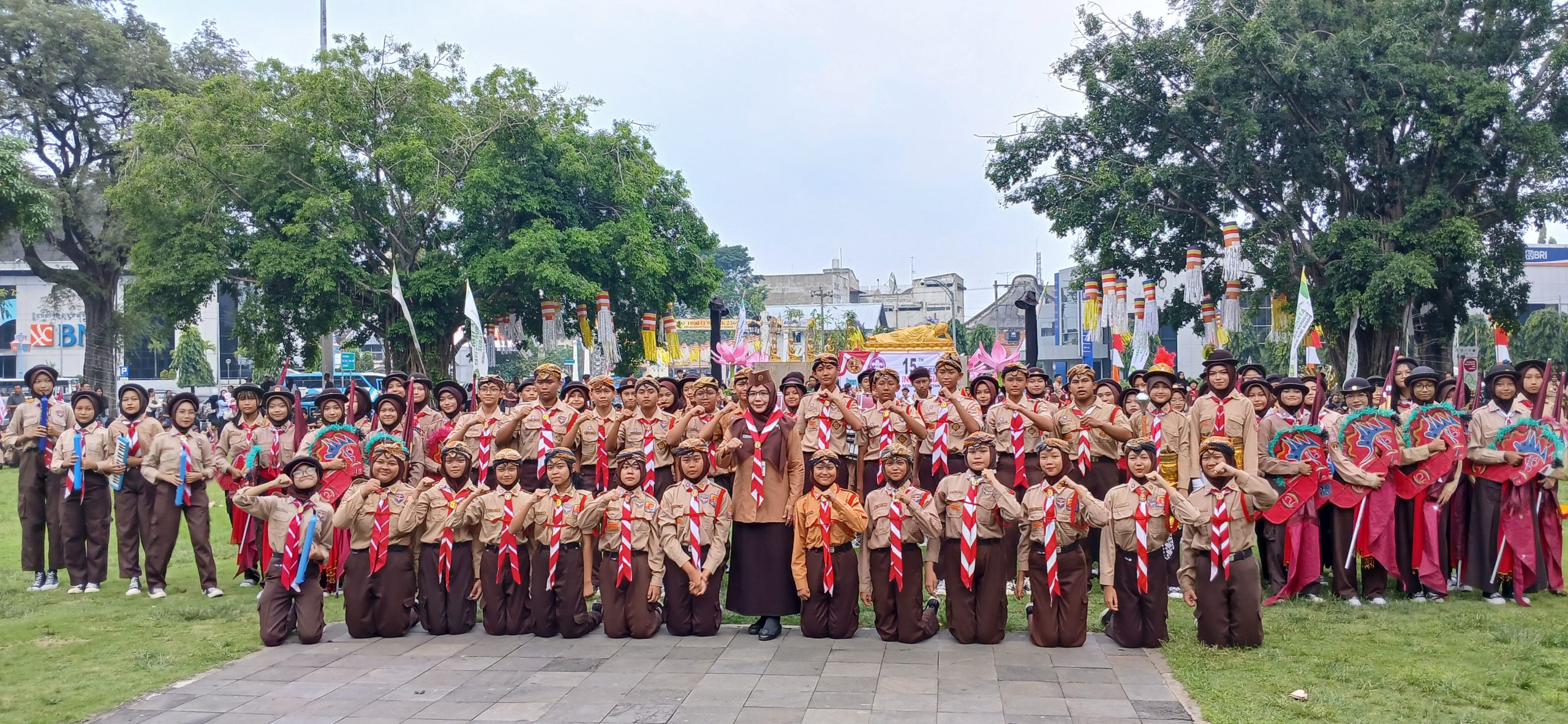Pramuka dan Drumband SMP Negeri 9 Kota Surakarta tampil di acara Gelar Senja di Balai Kota Surakarta, Kamis (16/5/2025)