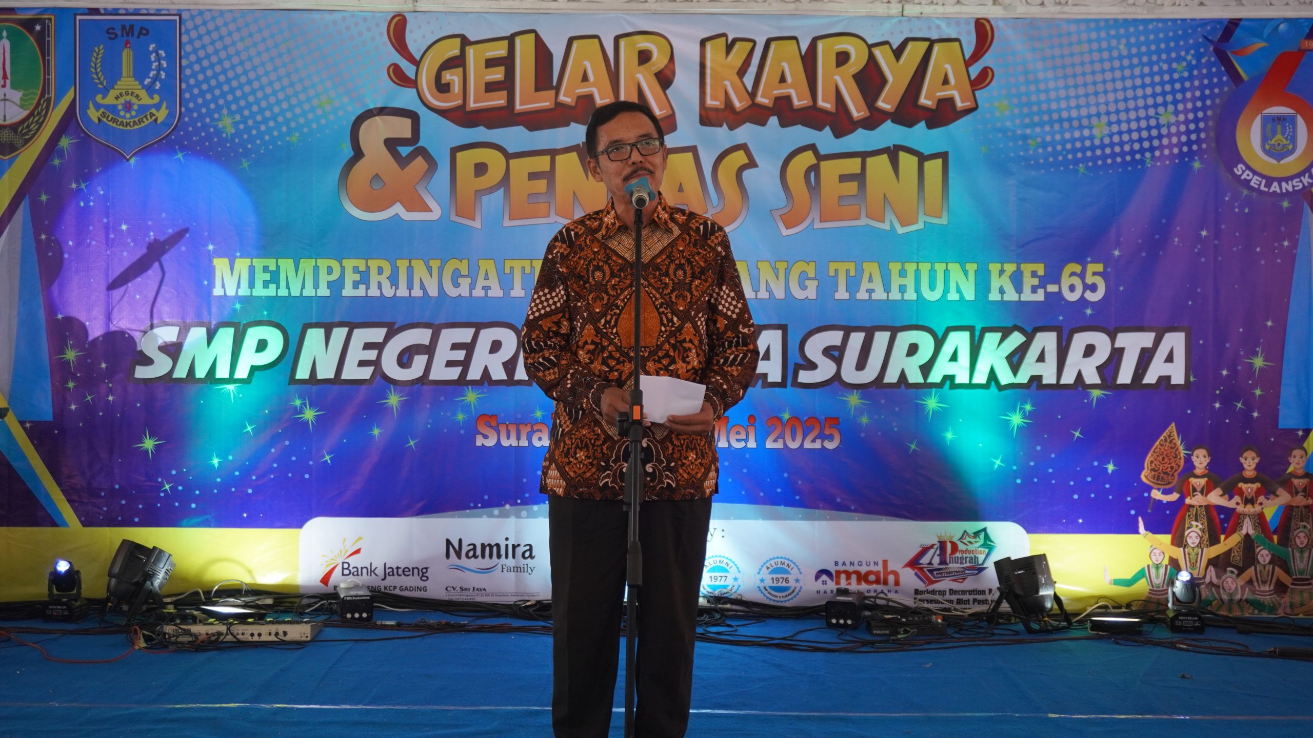 Penampilan puisi oleh mantan guru, Drs. Gunadi Aris Suparmanto dalam acara Gelar Karya dan Pentas Seni Memperingati HUT ke-65 SMP Negeri 9 Kota Surakarta, Rabu (28/5/2025).