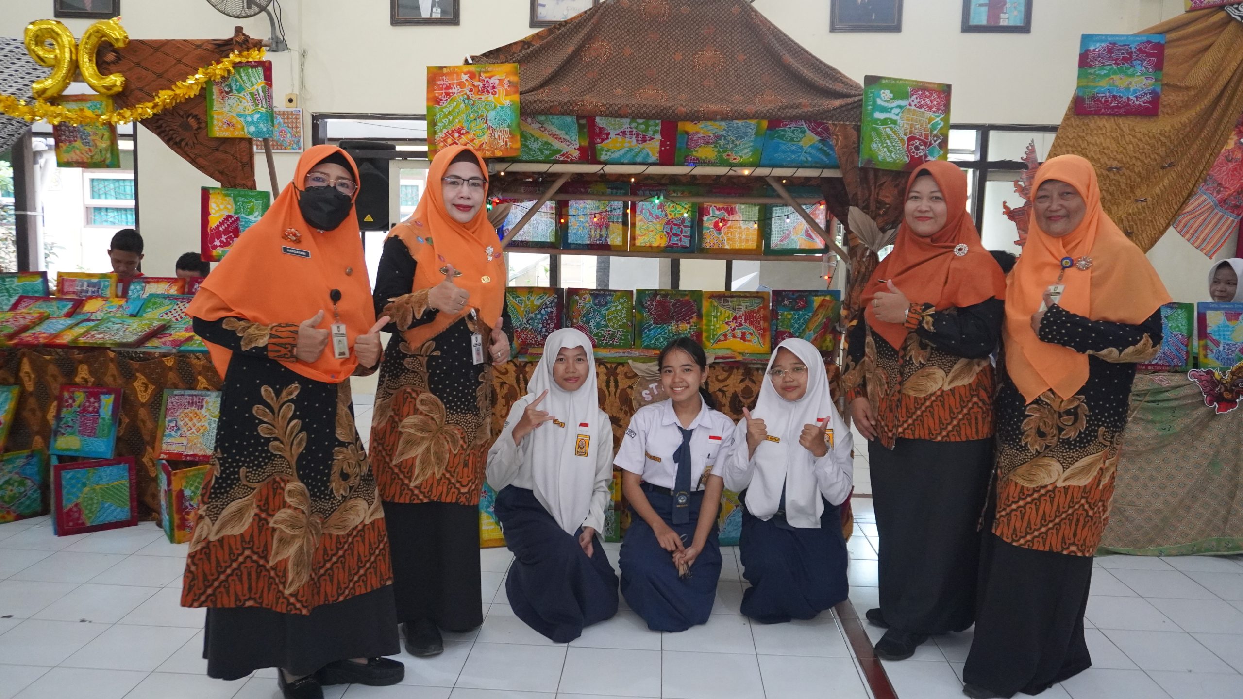 Display batik Sekar Jagad dari kelas IX D.