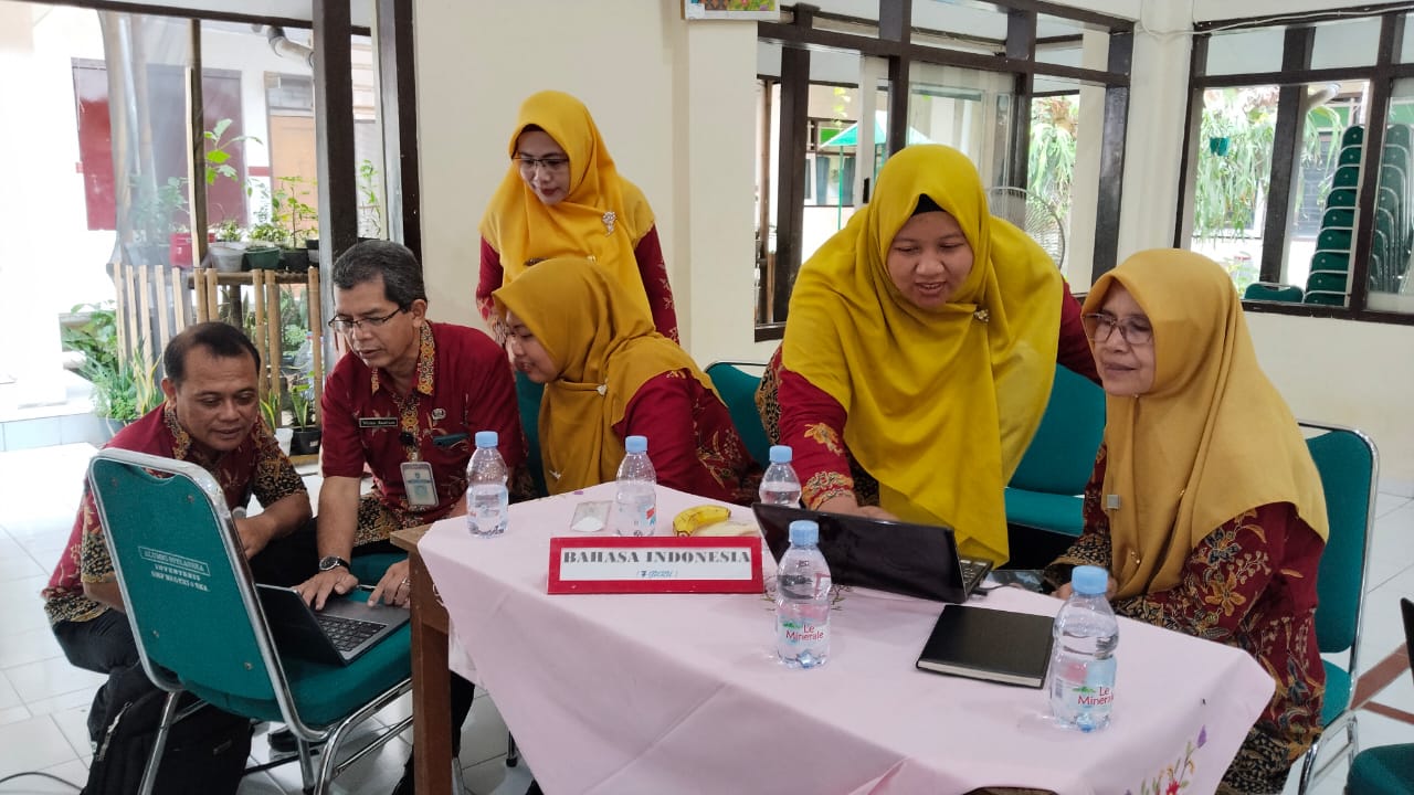 Kepala SMP Negeri 9 Kota Surakarta, Siti Latifah, S.Pd., M.Pd. mendampingi para guru saat memanfaatkan AI untuk menghasilkan produk untuk mendukung pembelajaran, Kamis (20/11/2025).