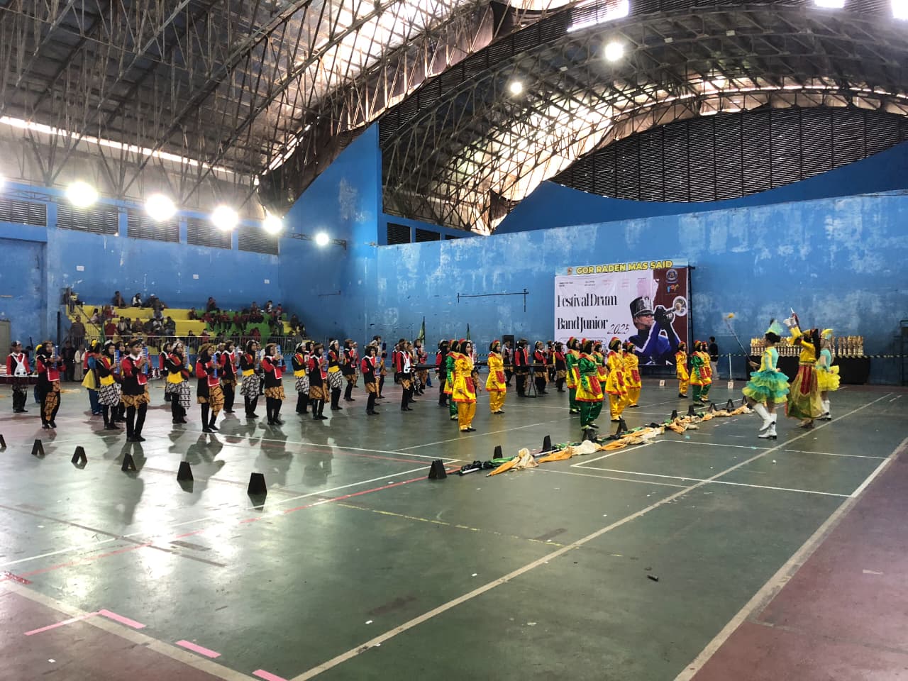 Penampilan Drumband Sekar Jagad SMP Negeri 9 Kota Surakarta dalam Festival Drumband Junior se-Karisidenan Surakarta 2025, Minggu (23/11/2025).
