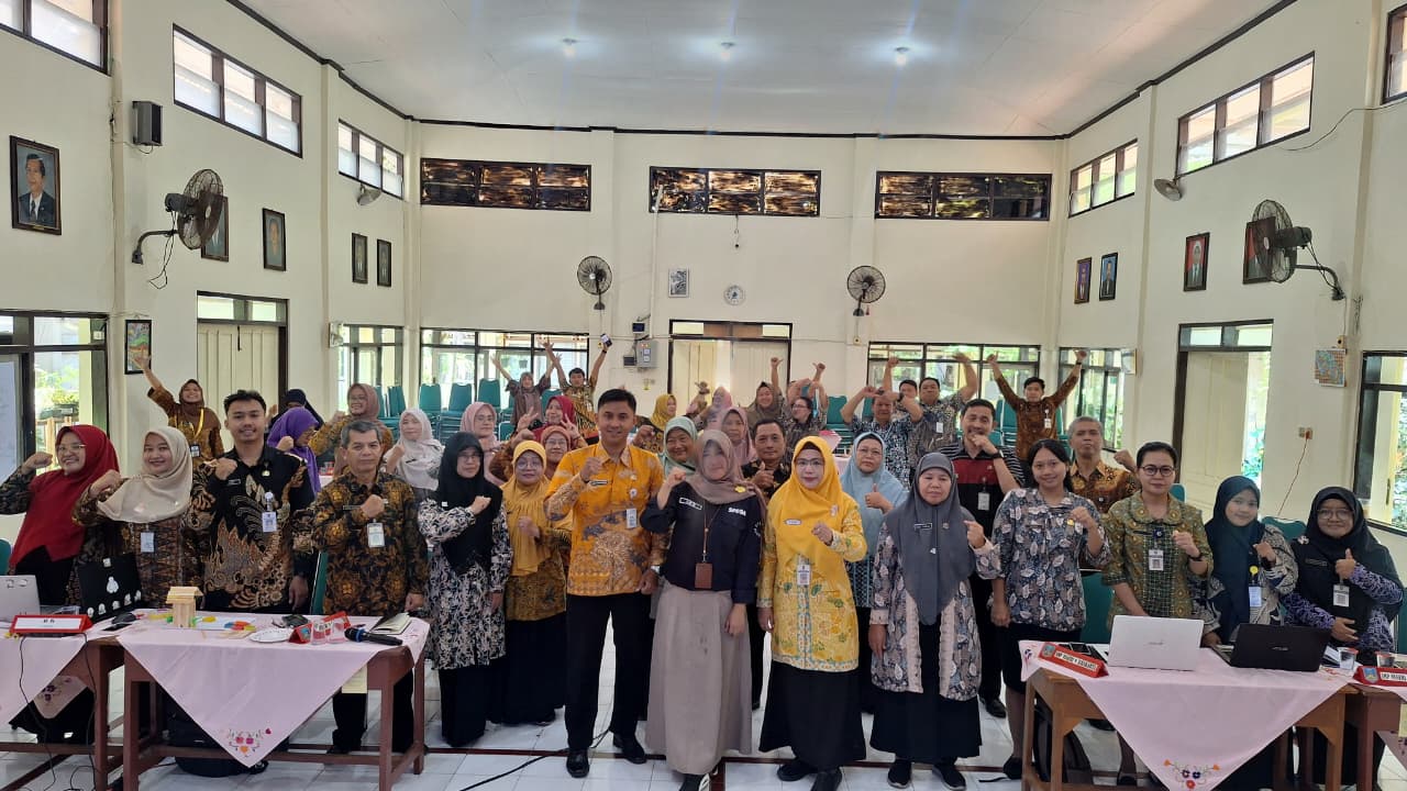 Workshop STEM dan AI untuk Pembelajaran SMP Negeri 9 Kota Surakarta, bersama narasumber Kucisti Ike, R.S.P., S.Pd., M.Pd. pada Jumat (5/12/2025).