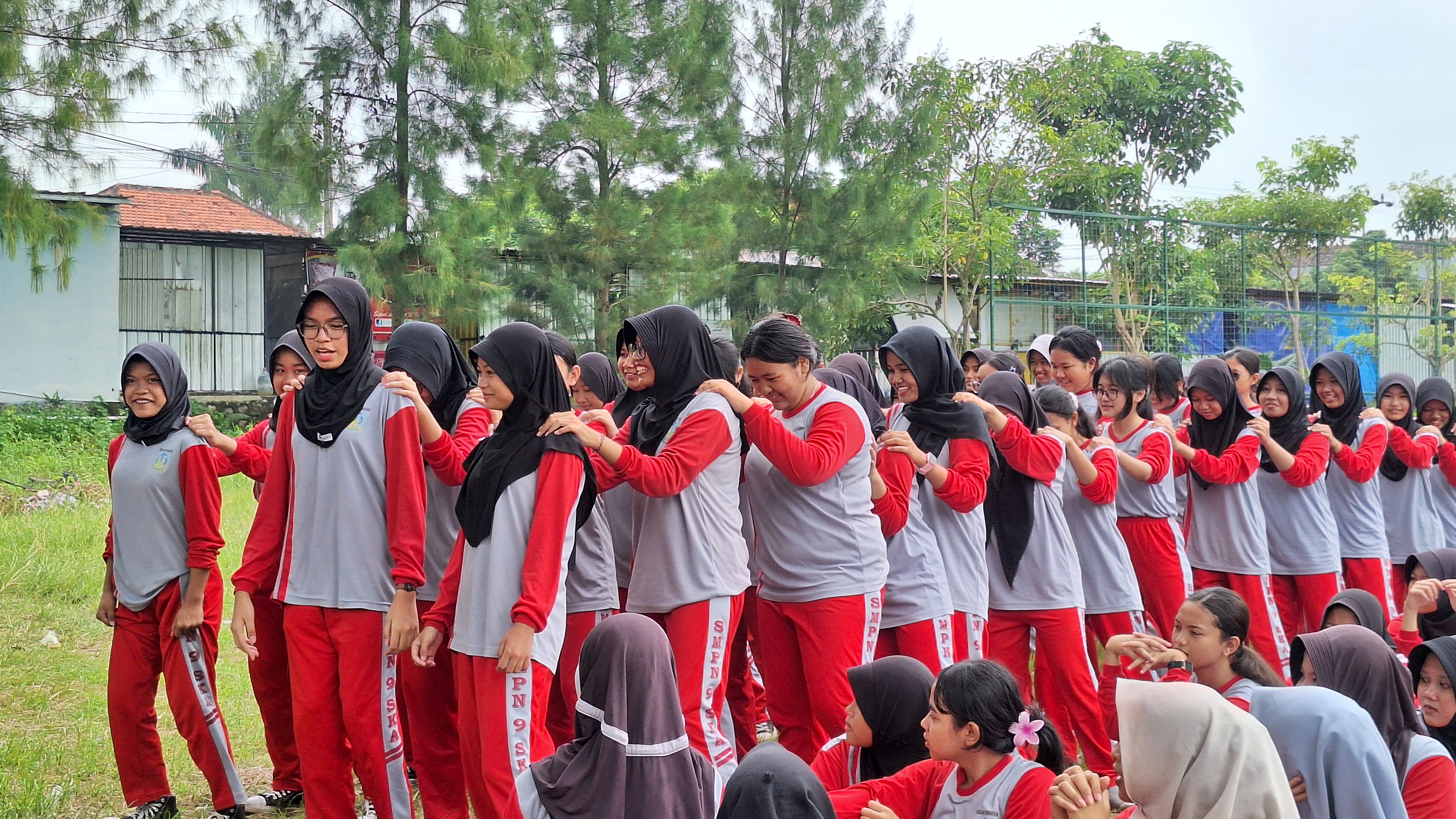 Peserta didik mengikuti wide game dengan antusias.
