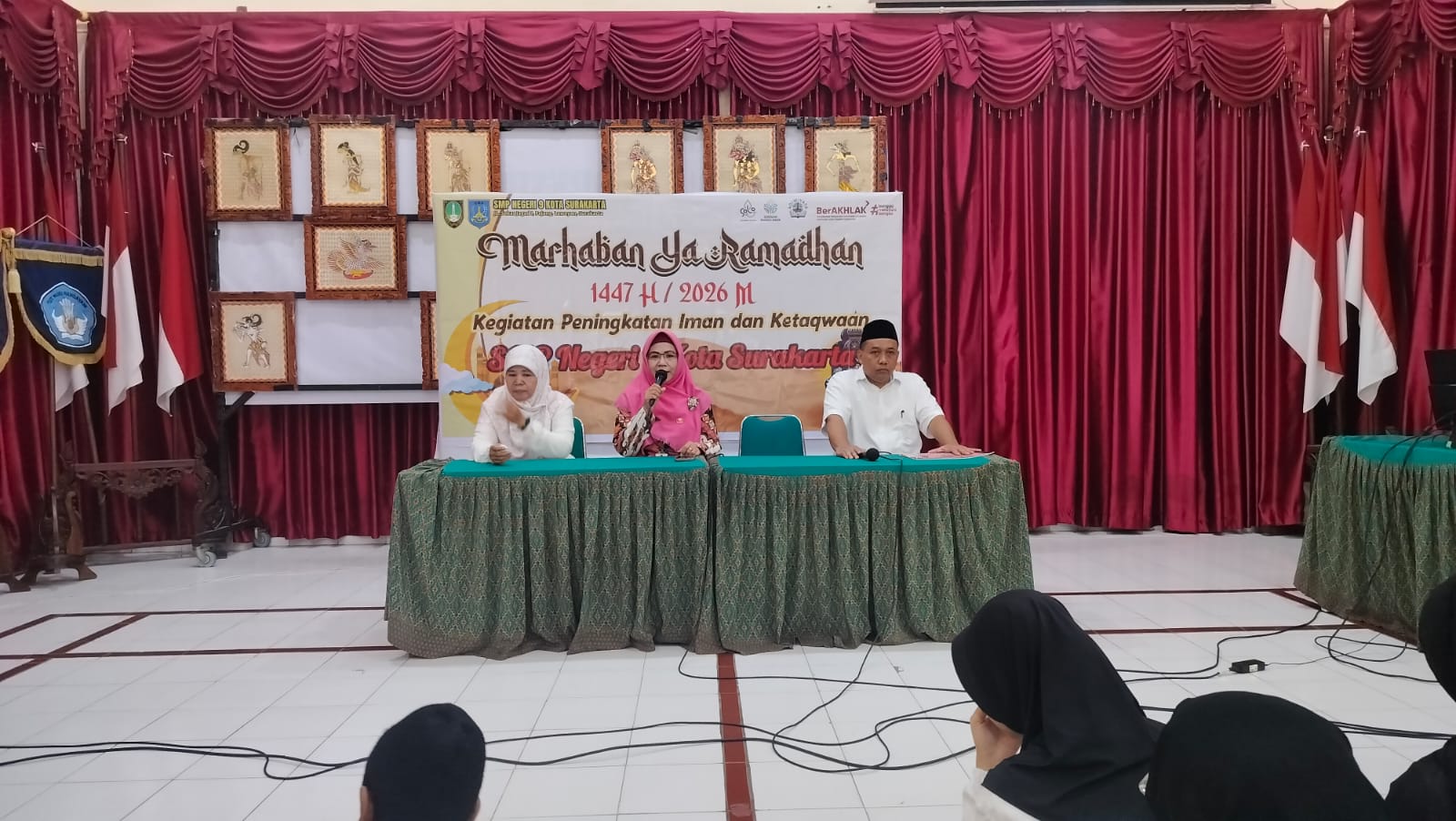 Kepala SMP Negeri 9 Kota Surakarta, Siti Latifah, S.Pd., M.Pd., didampingi guru agama Islam, memberikan arahan terkait bulan Ramadan di aula, Jumat (13/2/2026).