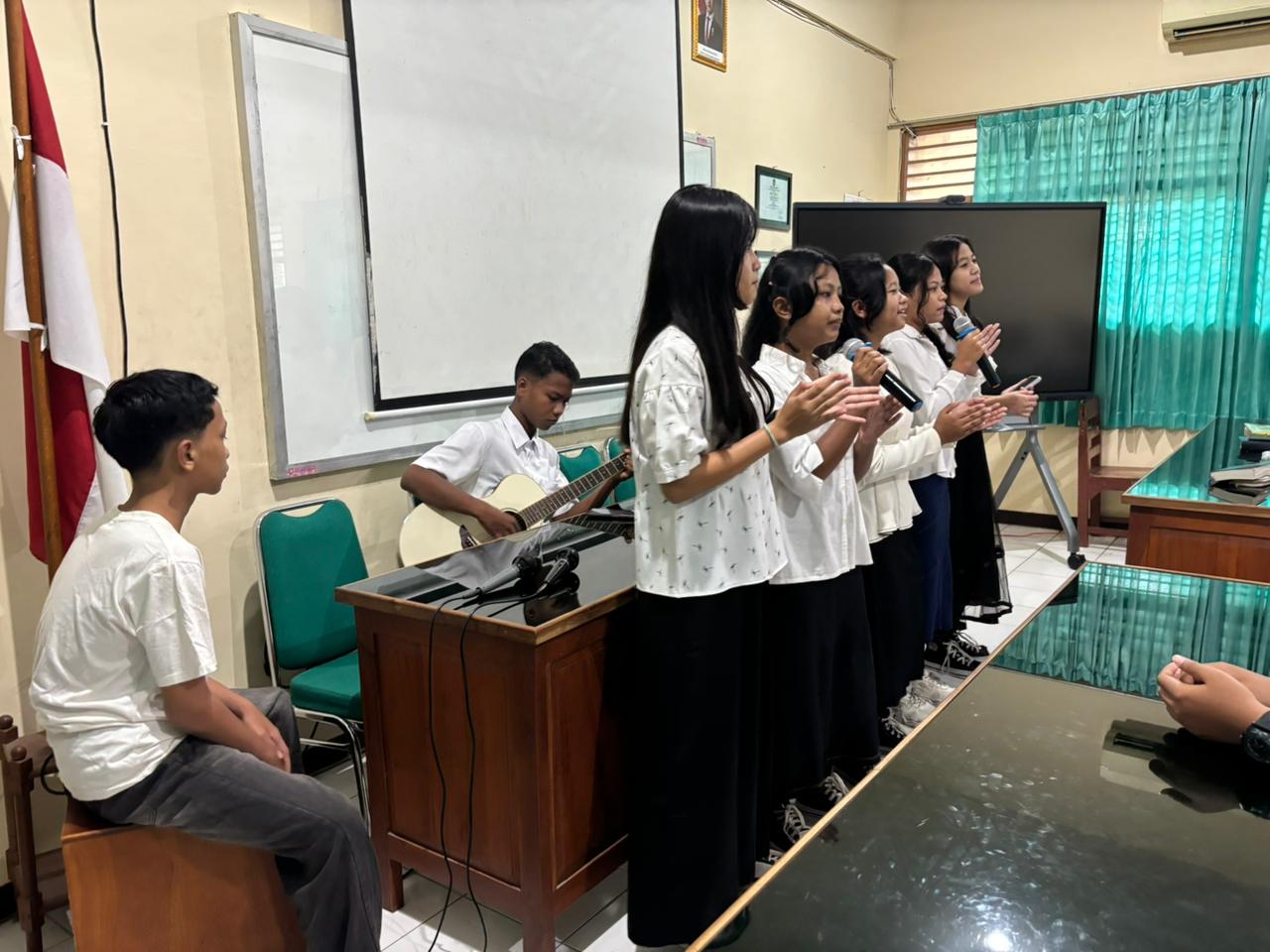 Beberapa murid Nasrani memimpin di depan saat menyanyikan lagu pujian.