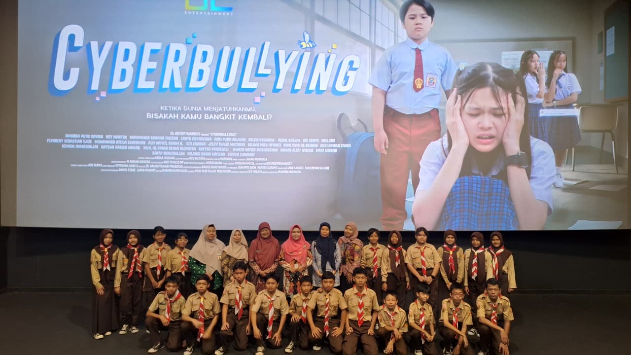Kepala SMP Negeri 9 Kota Surakarta, Siti Latifah, S.Pd., M.Pd. membersamai kegiatan di luar kelas di CGV Transmart Pabelan pada Jumat (13/2/2026).