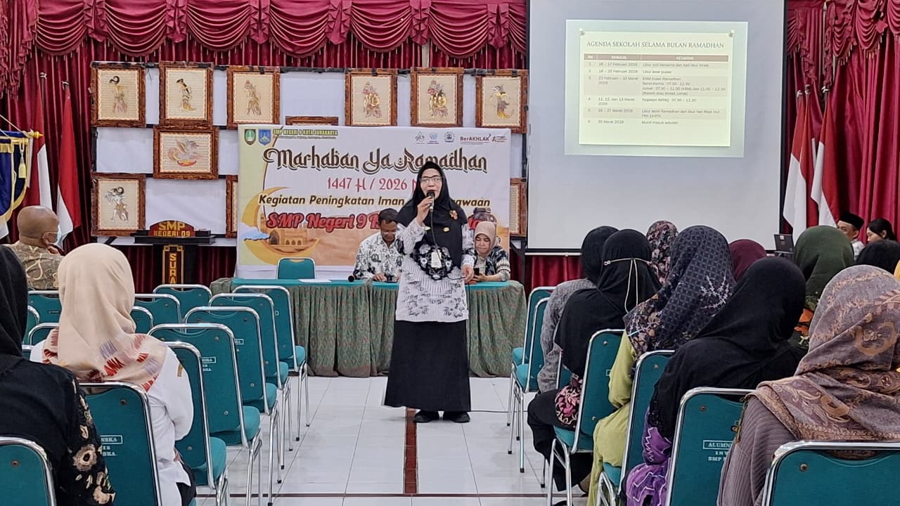Kepala SMP Negeri 9 Kota Surakarta, Siti Latifah, S.Pd., M.Pd. menyampaikan sosialisasi kegiatan sekolah, Rabu (25/2/2026).