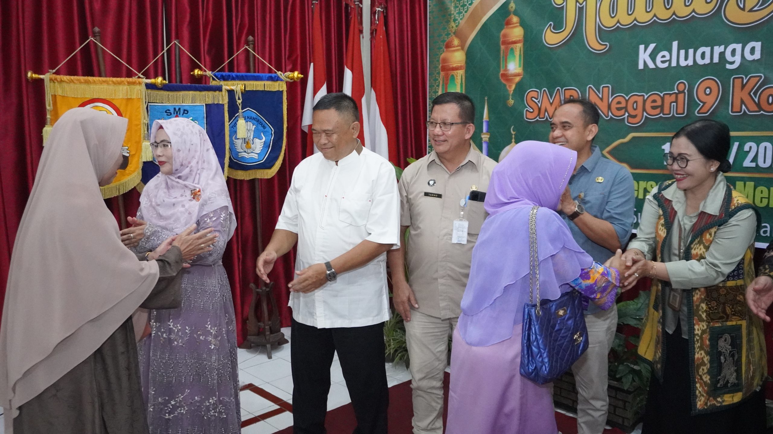 Para tamu saling bersalaman, meminta maaf dan saling memaafkan.