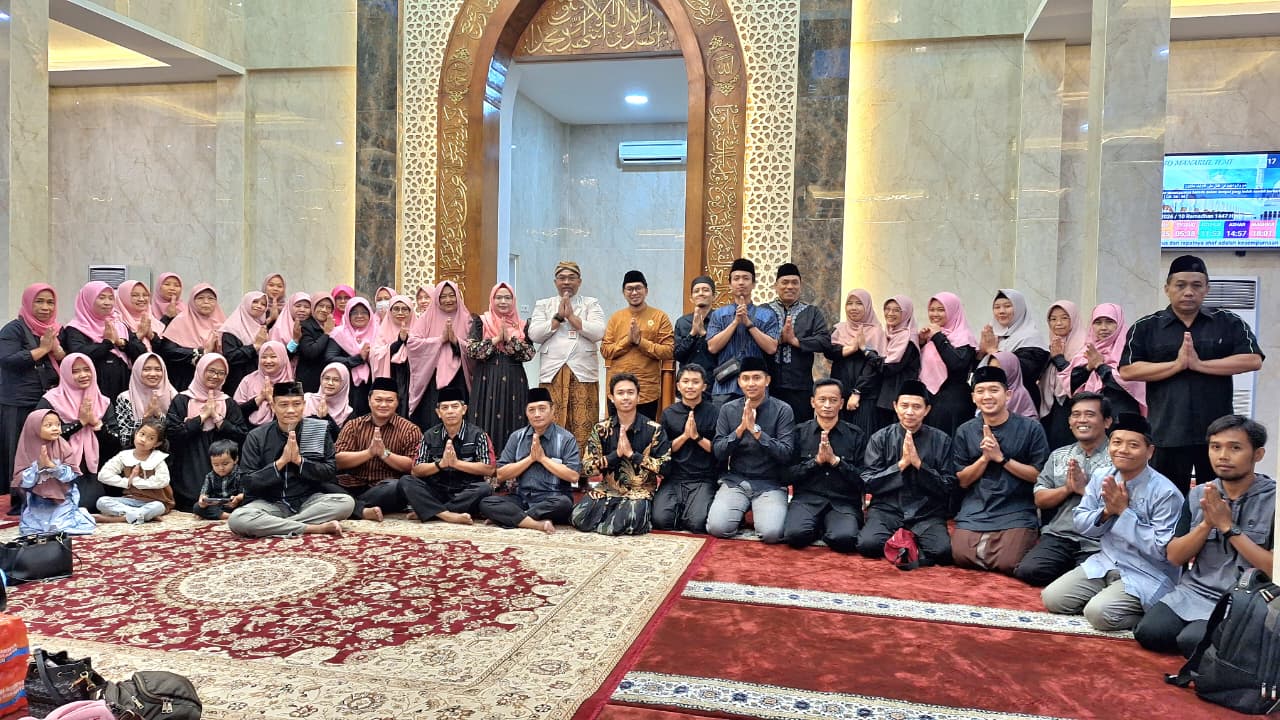 Pengajian, buka bersama dan tarawih rombongan SMP Negeri 9 Kota Surakarta di Masjid Manarul Ilmi Dinas Pendidikan Kota Surakarta, Kamis (26/2/2026).