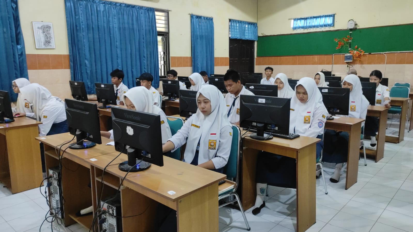 Pelaksanaan TKA hari kedua dengan mata pelajaran Bahasa Indonesia dan tes lingkungan belajar di Lab 4, Selasa (10/3/2026).