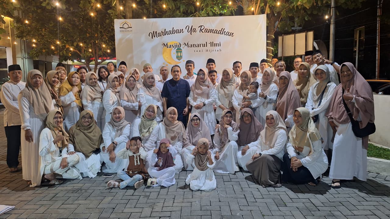 Seluruh GTK SMP Negeri 9 Kota Surakarta bersama Sutarmo, S.Pd., M.Pd. (Kepala Bidang Pengembangan Pendidikan) dalam kegiatan tarawih keliling di Masjid Manarul Ilmi Disdik Kota Surakarta, Rabu (11/3/2026).