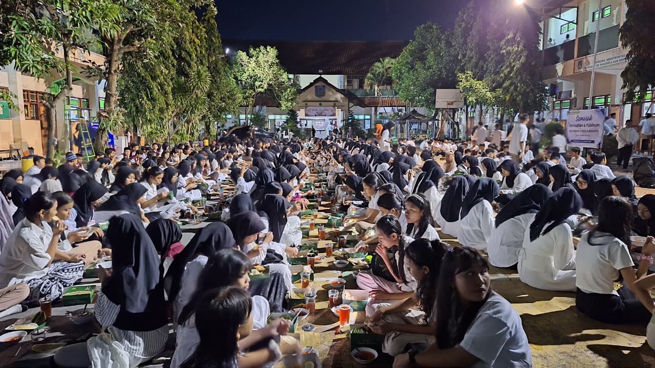 Buka bersama seluruh warga SMP Negeri 9 Kota Surakarta.
