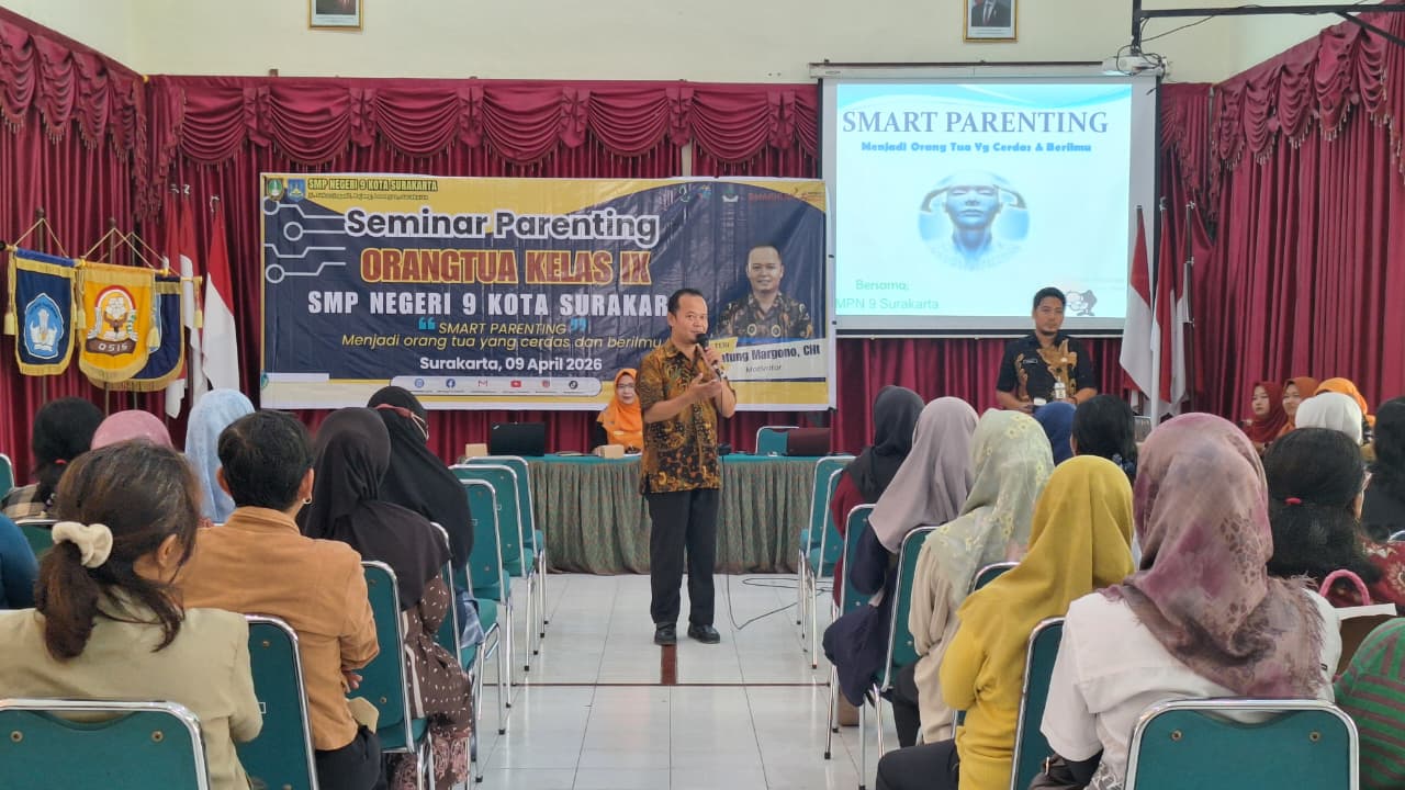 Seminar Parenting orang tua kelas IX SMP Negeri 9 Kota Surakarta, Kamis (9/4/ 2026).