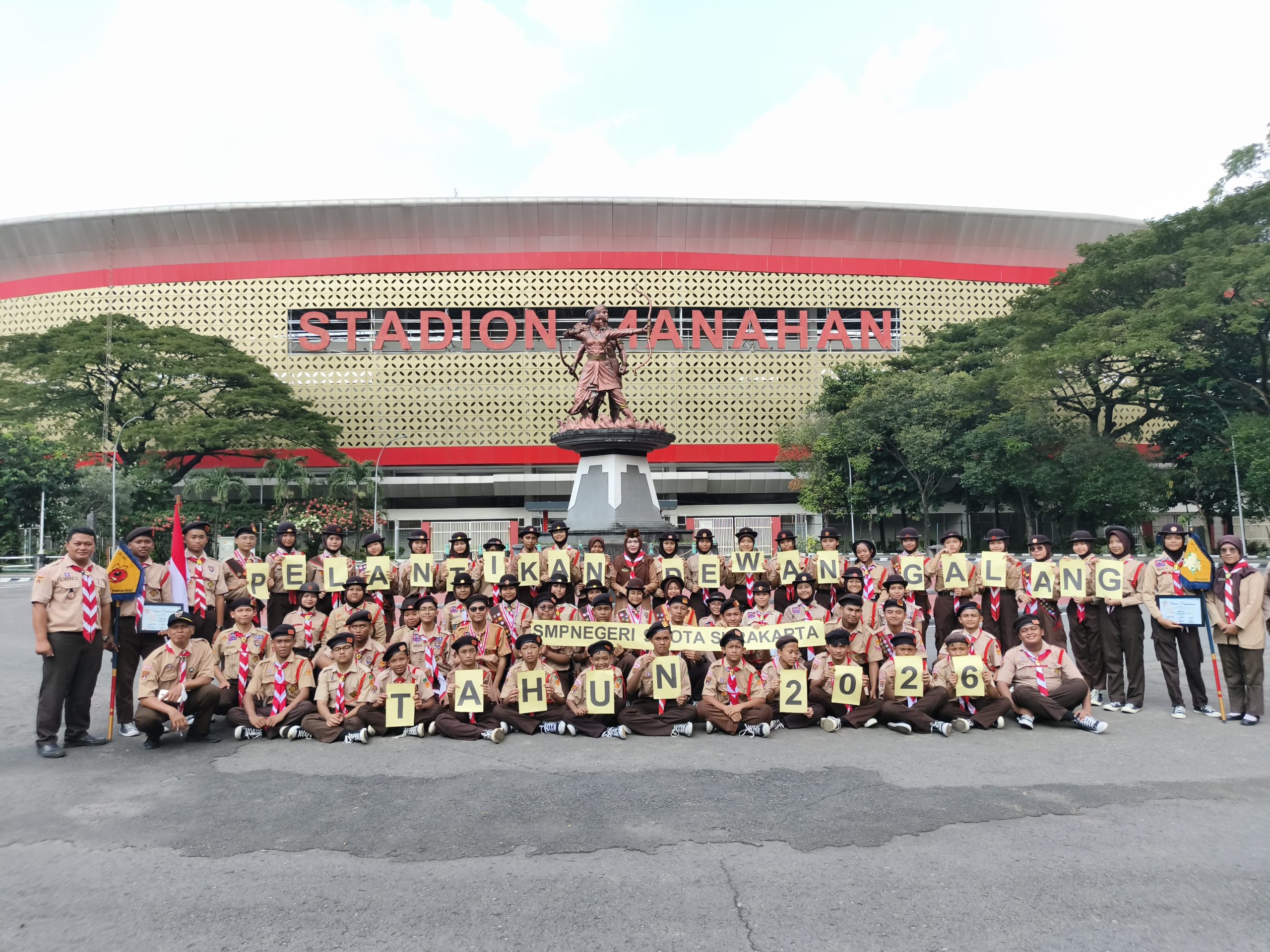 Foto bersama usai Pelantikan dan Serah Terima Jabatan Dewan Galang SMP Negeri 9 Kota Surakarta.