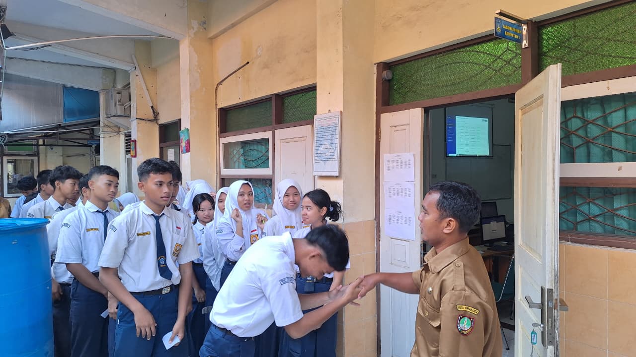 Para murid memasuki ruang ujian setelah berdoa bersama.