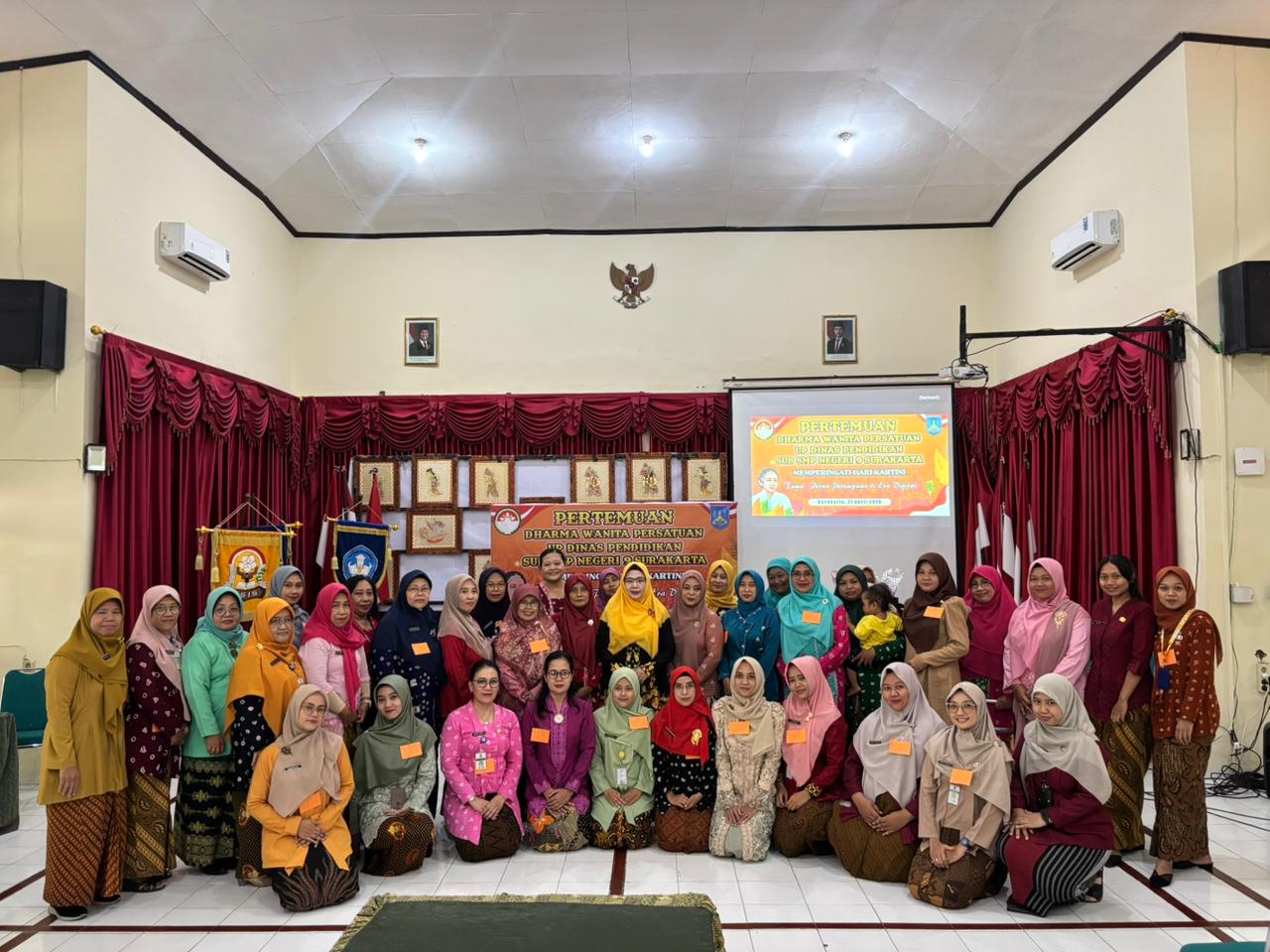 Foto bersama Dharma Wanita Persatuan (DWP) Sub Unit SMP Negeri 9 Kota Surakarta, Selasa (21/4/2026).