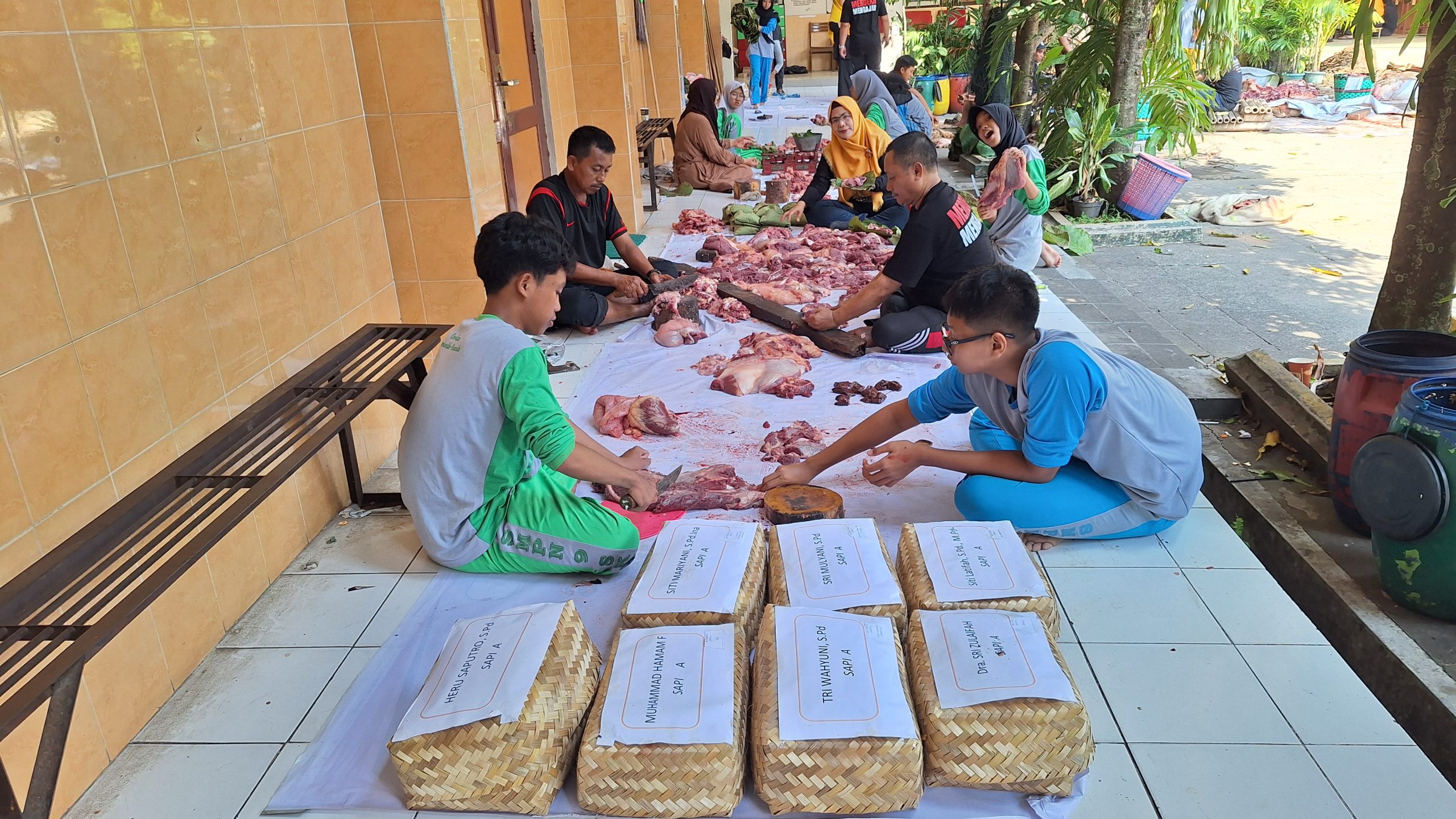 Penyembelihan hewan kurban di SMP Negeri 9 Kota Surakarta, Kamis (18/5/2026).