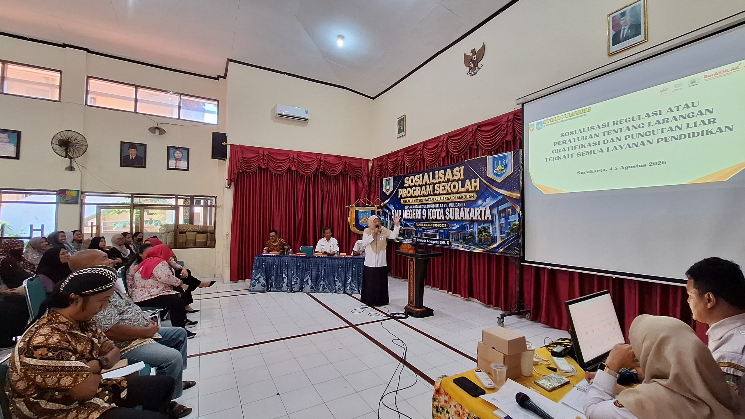 Sosialisasi Regulasi atau Peraturan tentang Larangan Gratifikasi dan Pungutan Liar terkait Semua Layanan Pendidikan kepada orang tua dan wali murid, Rabu (5/8/2026).