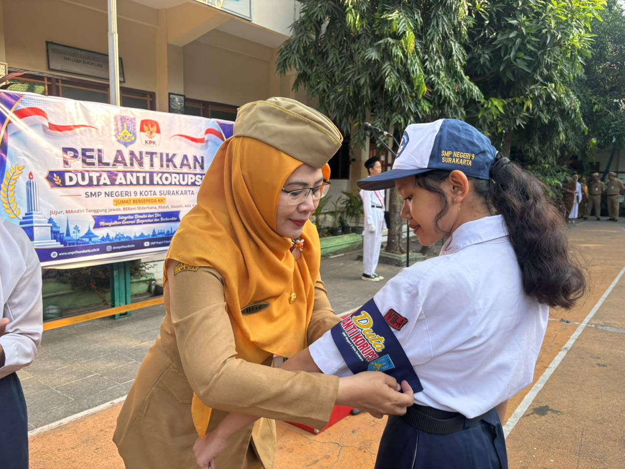 Kepala SMP Negeri 9 Kota Surakarta, Siti Latifah, S.Pd., M.Pd. secara langsung melantik duta anti korupsi.